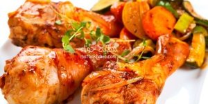 أفخاذ الدجاج بالكاتشب مع الخضار