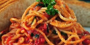 سباغيتي مع صلصة الطماطم على الطريقة الإيطالية